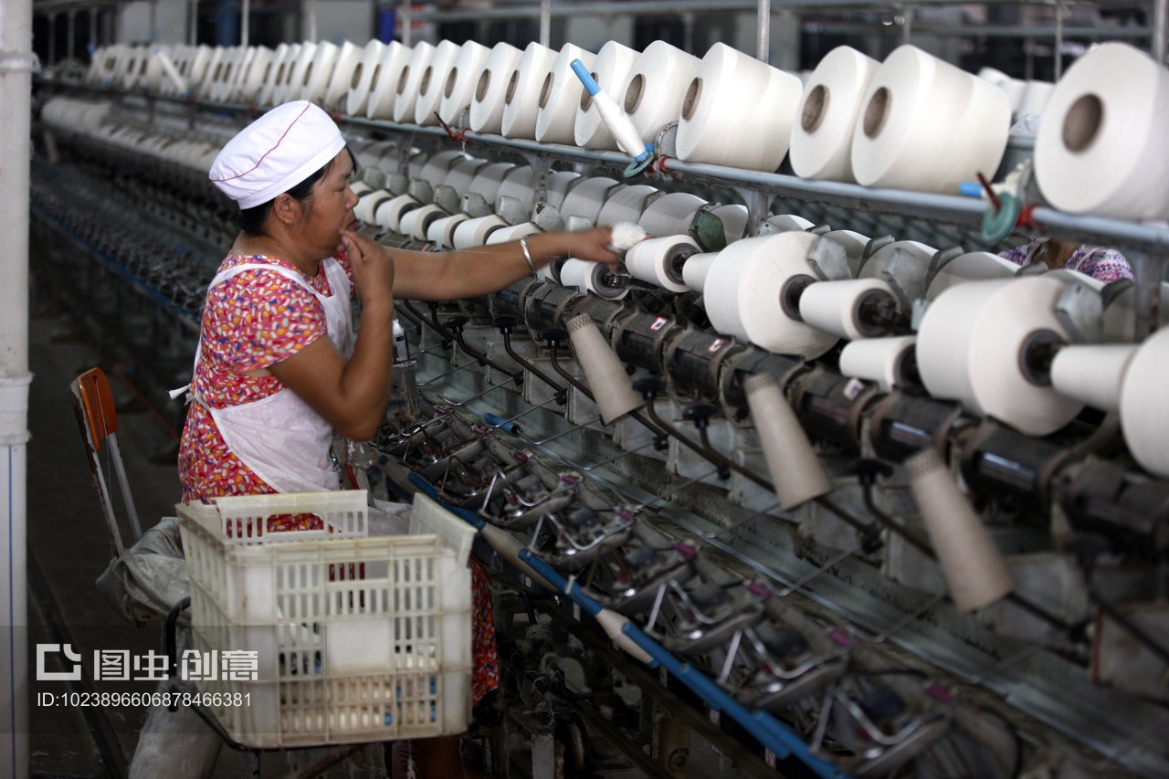 安徽省淮北市,啟鑫紡織廠的生產車間內,紡織女工加工出口的歐美地區的紡織品。